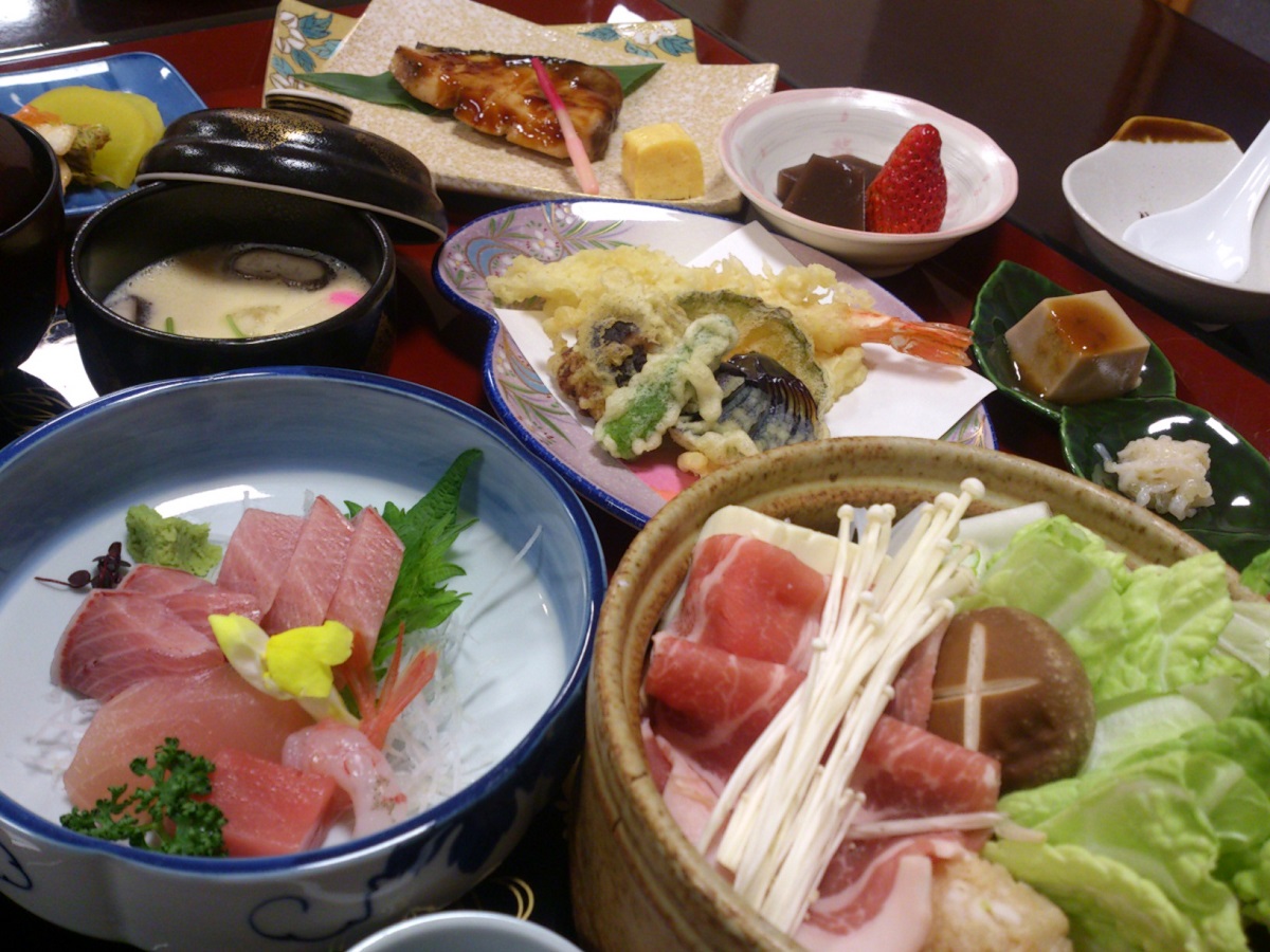 お刺身やおろし蕎麦、水羊羹など福井の冬の味覚が並びます。